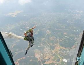 空降兵跳伞图片,空降兵跳伞瞬间，展现无畏精神